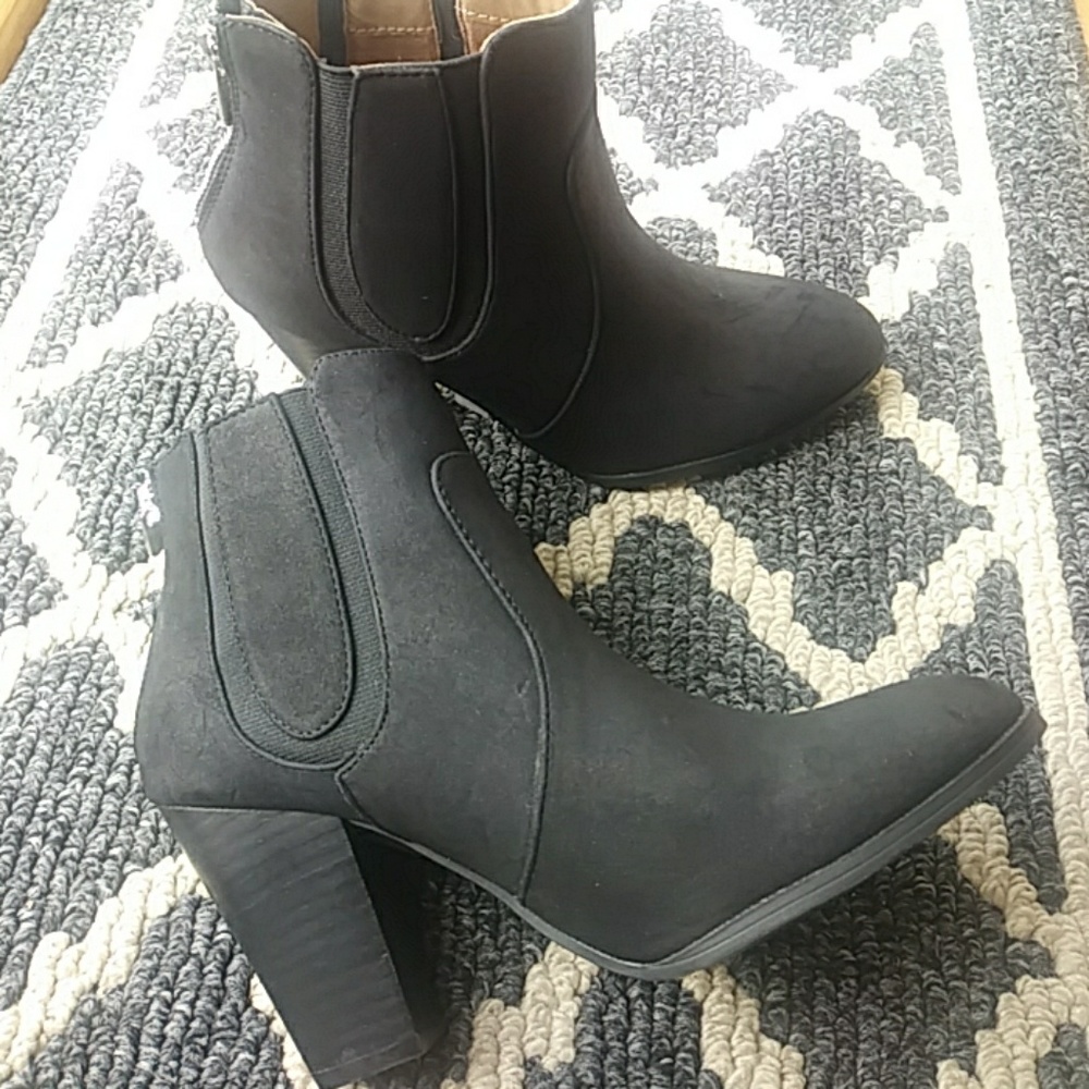 Adrienne Vitadini ankle boots size 6.5